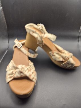 Universal Threads Women's Cream Floral Knot Platform Sandals